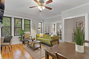 2BR Apt in Lively & Bustling N Broadway Boystown, Chicago